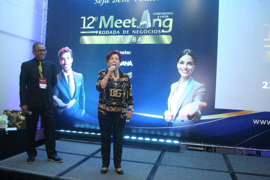 Elza Wolcoff, juntamente com Claudio Vargens, abriram o Meeting em Curitiba.