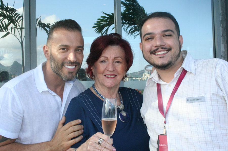 Elza Wolcoff, juntamente com Jefferson Abreu, Gerente Geral do Prodigy Santos Dumont e Joo Pedro Pipa, Coordenador de Eventos.