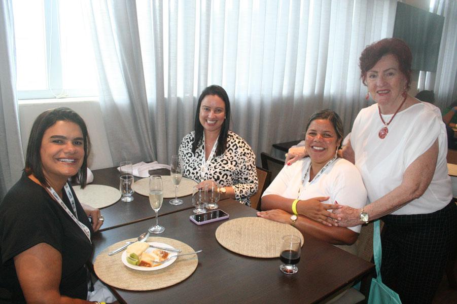 Momentos do almoco Festivo.