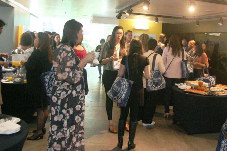 Participantes em um Welcome Coffee, no foyer do Hotel Pestana Curitiba;