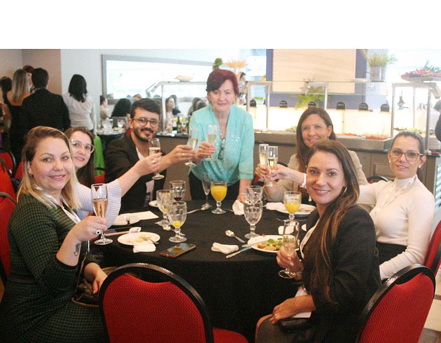 Ao Final Elza Wolcoff brindou, mais um evento de sucesso com os presentes em um almoo muito animado;